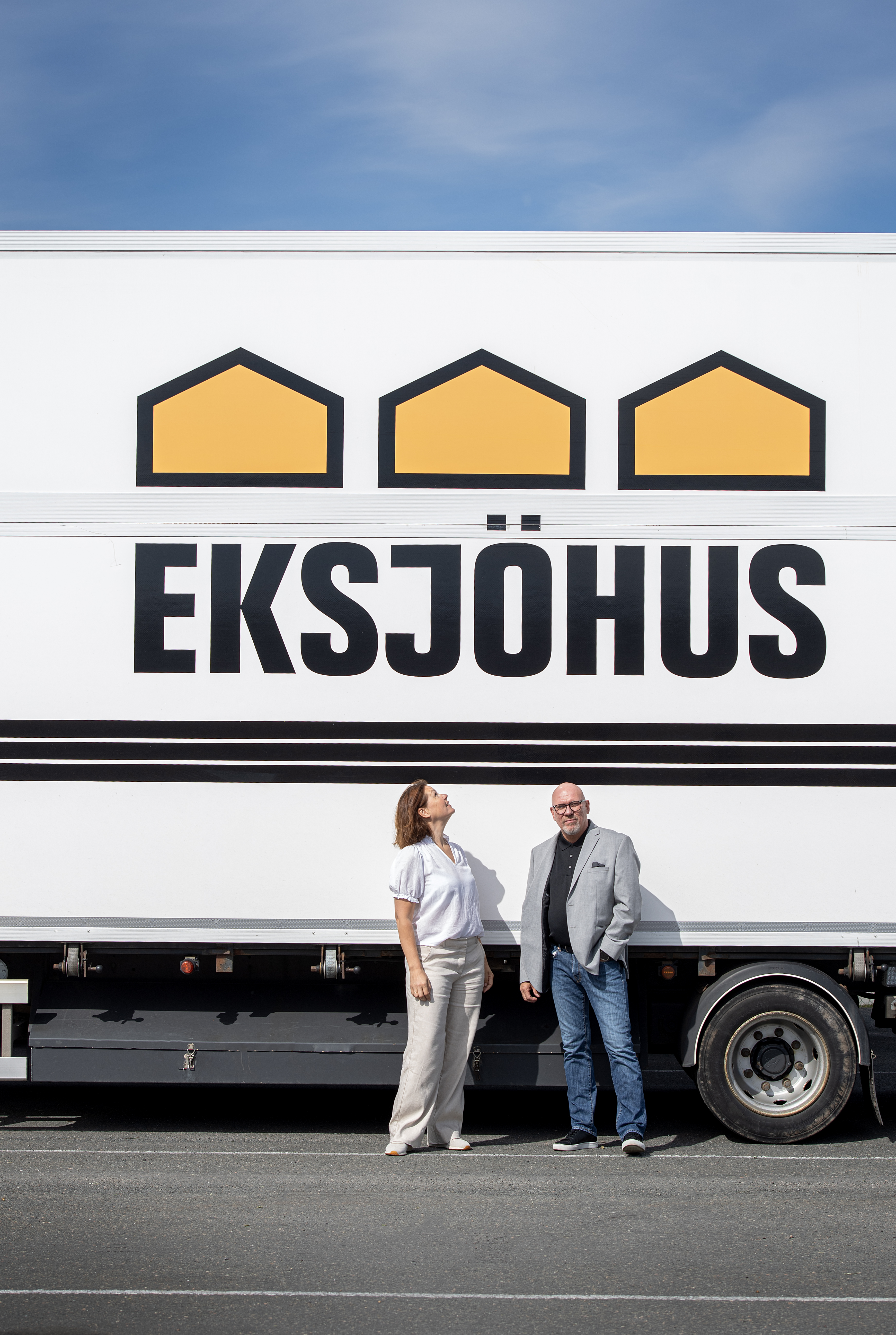 Eksjöhus - vd Frida Scherdén och excportchef Jari Saari vid transport.