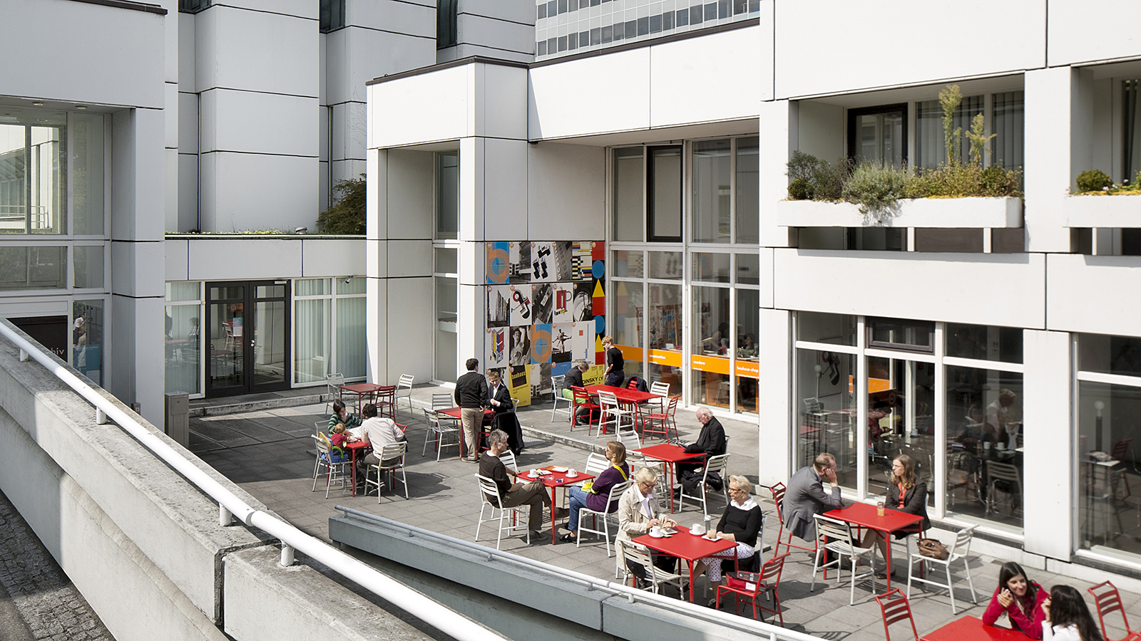 På Bauhaus Archivs i Berlin kan man se stolar och bord från det svenska möbelföretaget Blå Station