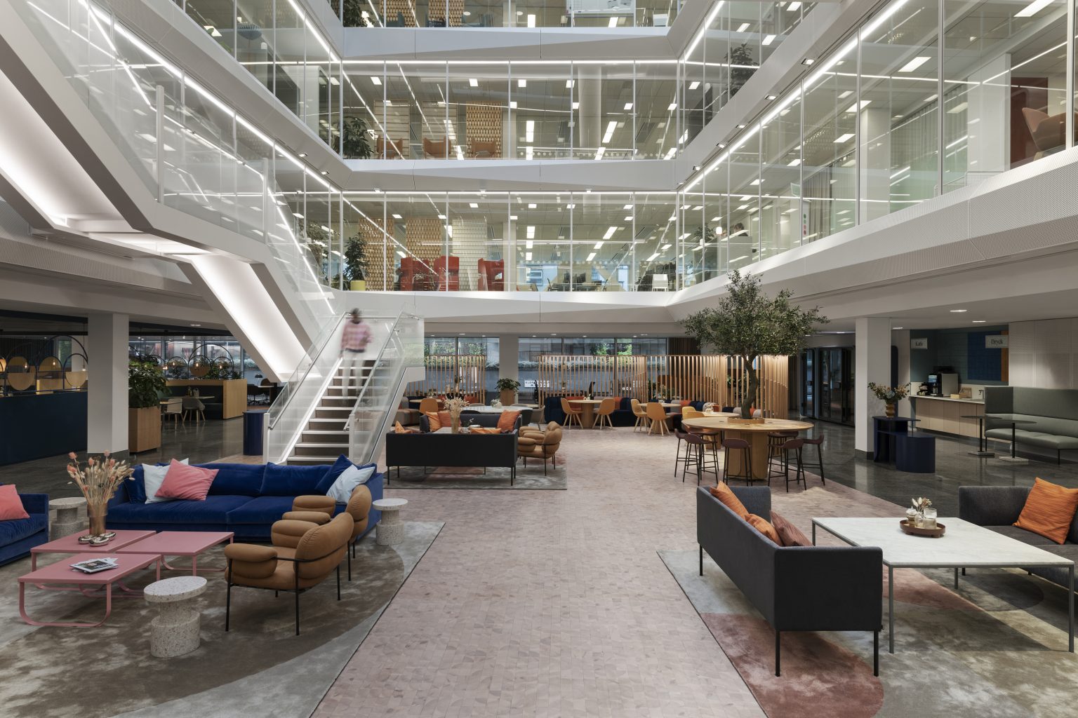 Kontorslokalen har fått ett nytt atrium där medarbetarna kan vistas under hela arbetsdagen. 