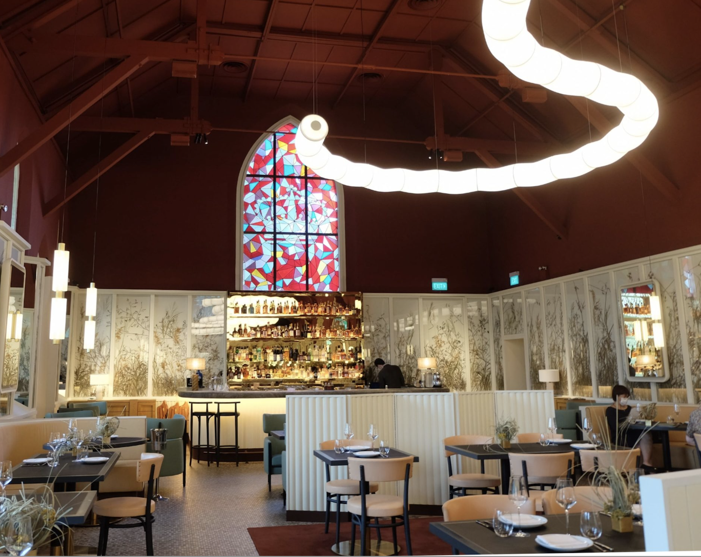 Restaurangen Claudine i Singapore, inredd med Källa-stolen, designad av Jonas Bohlin och Linus barstol, designad av Åke Axelsson