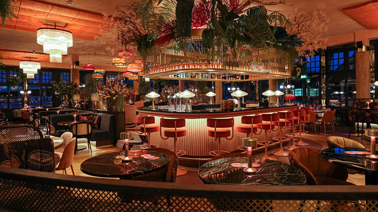 På restaurangen Zalmhuis i Rotterdam finns barstolen Jupiter tillverkad av småländska Johanson Design och designad av Börje Johanson 1970. 
