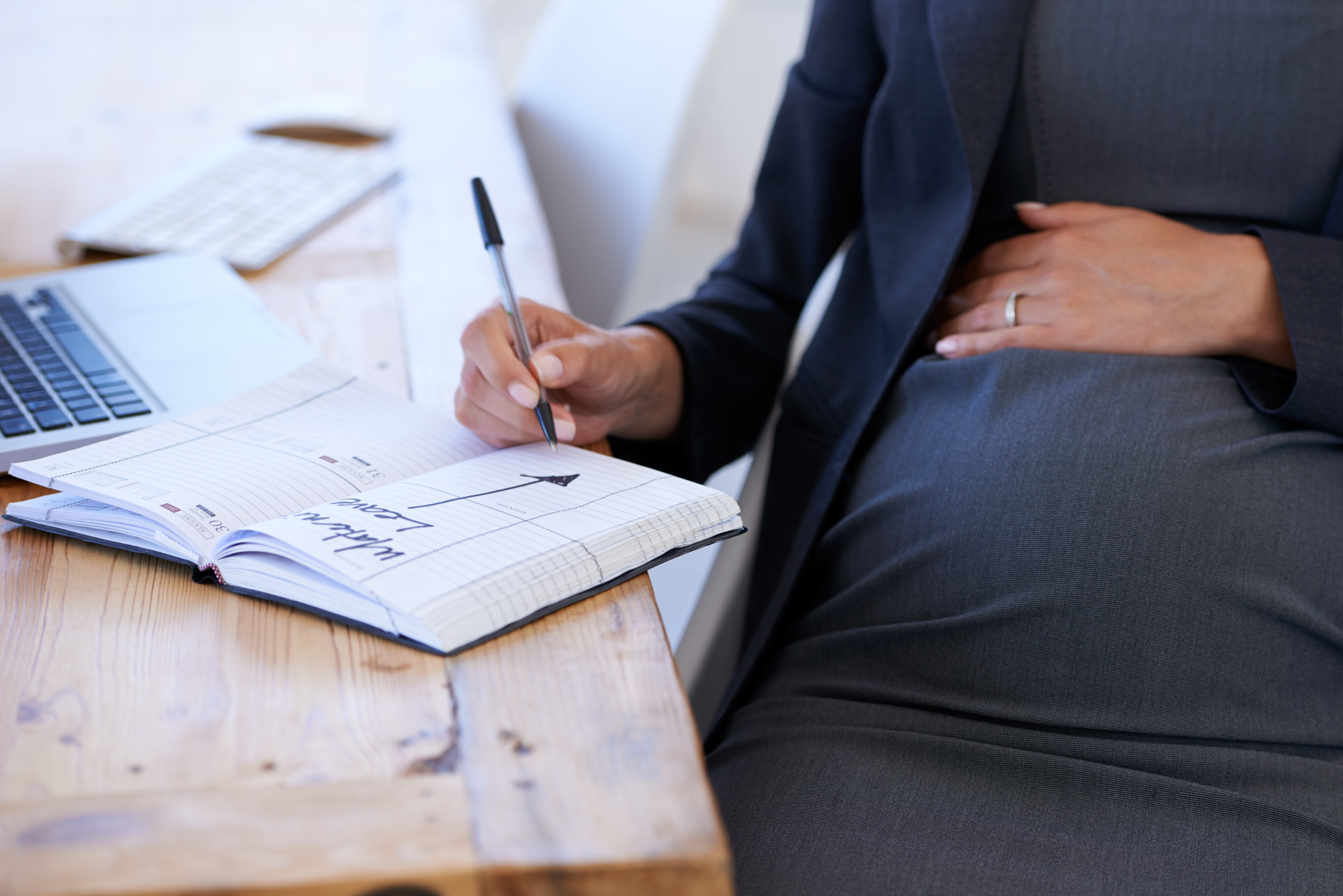 Gravid kvinna planerar för föräldraledighet. 