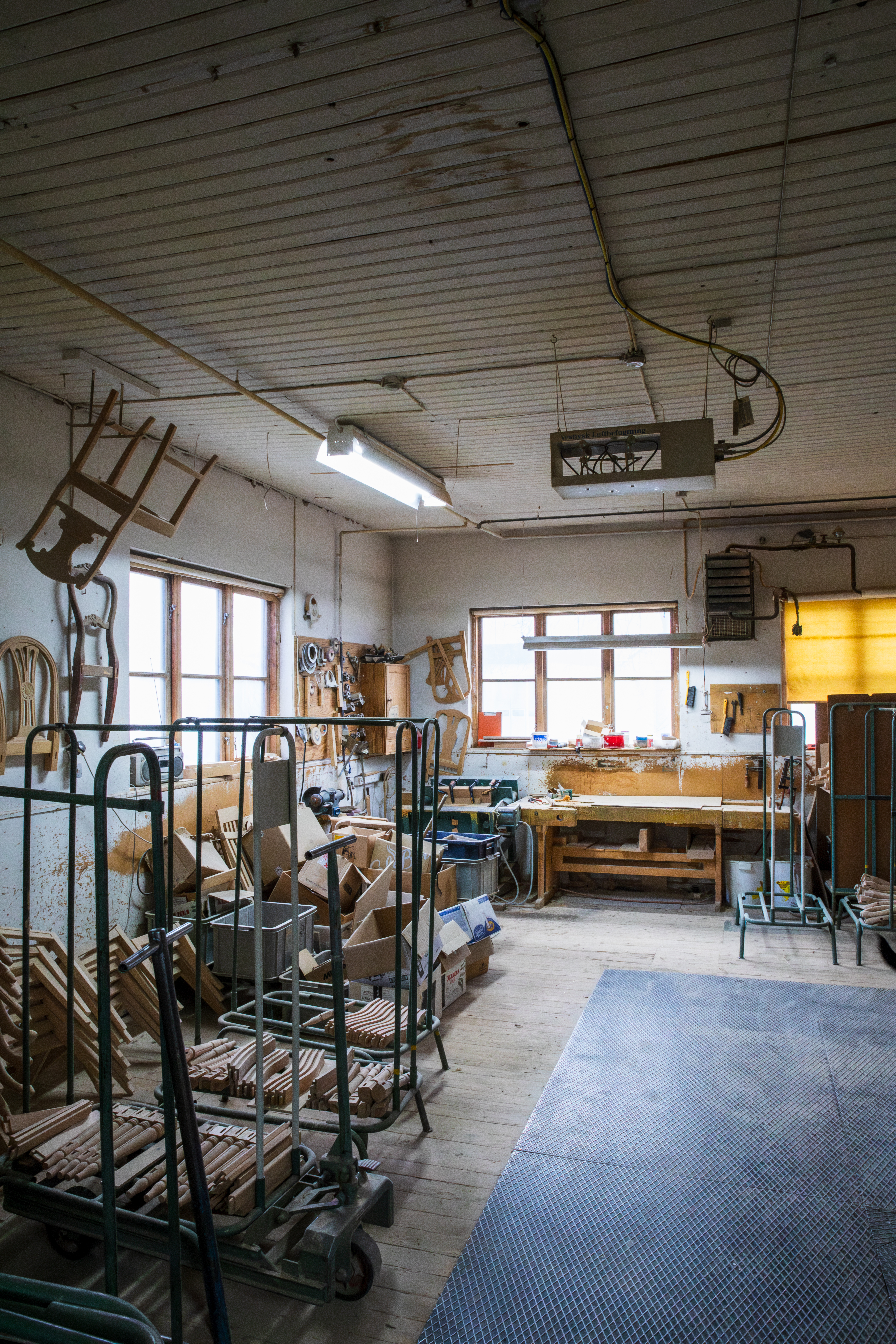 Stolfabriken i Tibro fortsätter en 150-årig tradition - bl a tillverkade man stolar till IKEA:s gustavianska serie under 1990-talet.