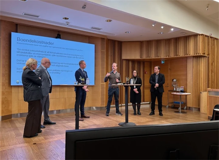 TMF:s bostadsplitiske expert Gustaf Edgren under semarium om skenande byggherrekostnader. 