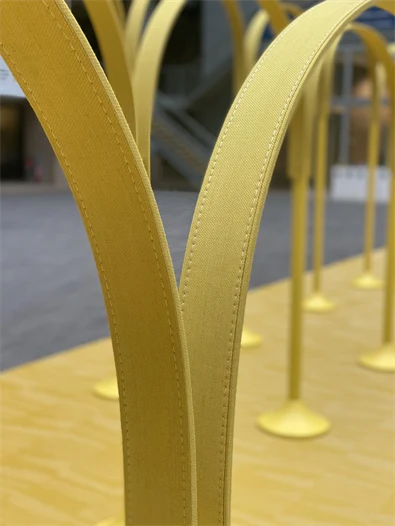 Färg & Blanches karaktäristiska gula bågar i installationen The Yellow Thread.