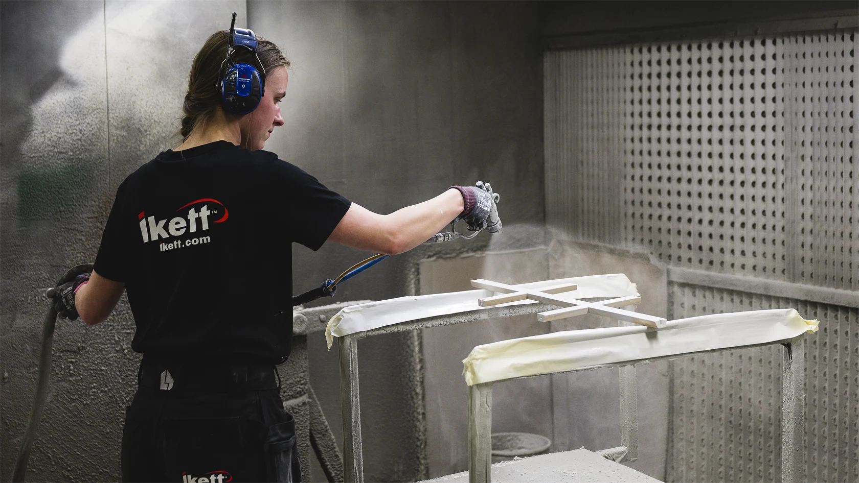 Här i NorDans fabrik möter hantverksmässig produktion moderniserade tillverkningsprocesser.