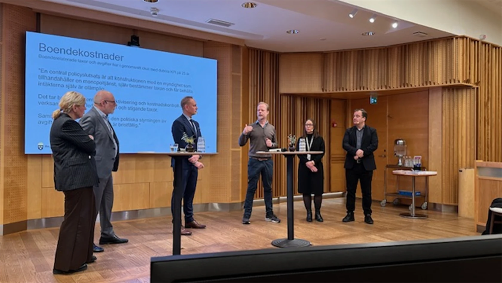 TMF:s bostadsplitiske expert Gustaf Edgren under semarium om skenande byggherrekostnader. 