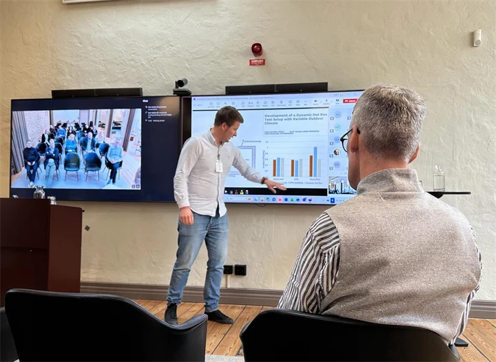 Oskar Ranefjärd presenterar sin forskning om biobaserad isolering.