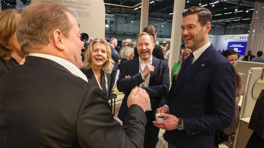 Utrikeshandelsminister Johan Forssell i Kinnarps monter