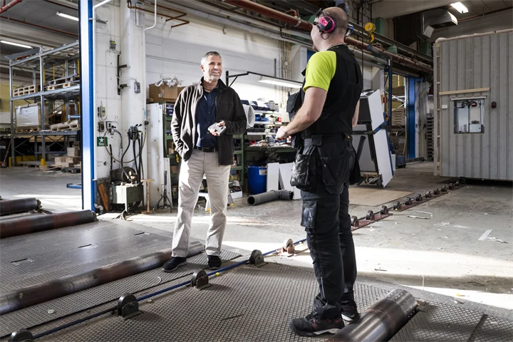 Vd Kent Johansson i fabriksmiljö på Älvsbyhus. 
