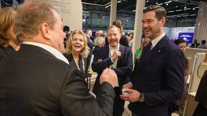 Utrikeshandelsminister Johan Forssell i Kinnarps monter