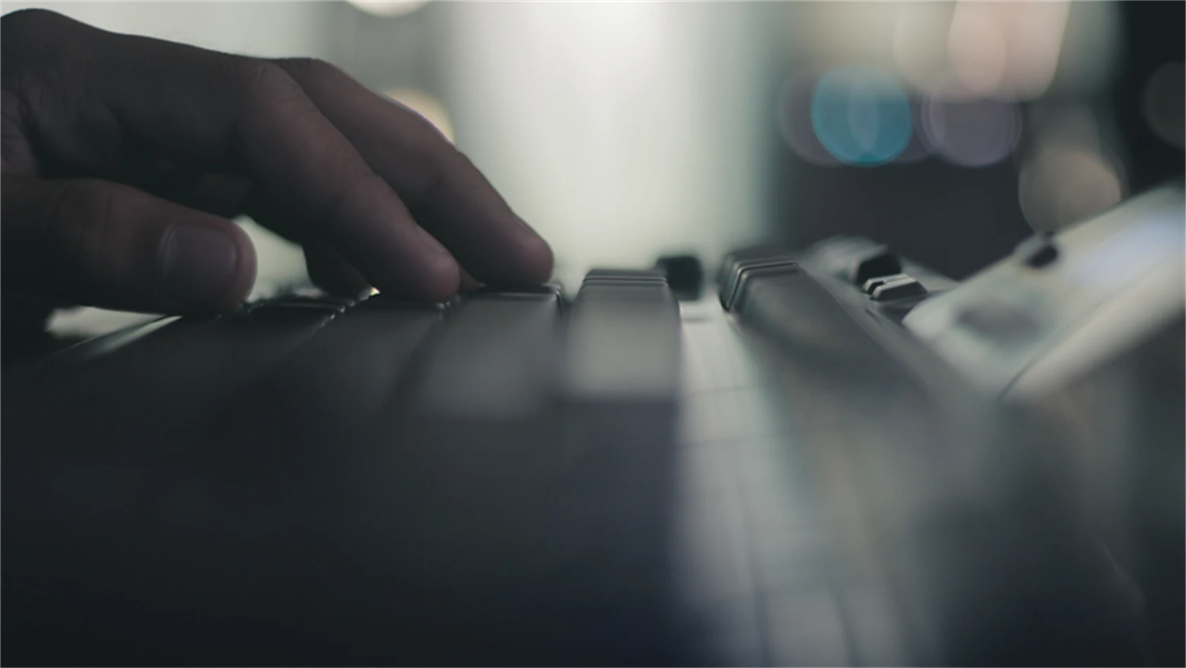 Datortangentbord i mörker.