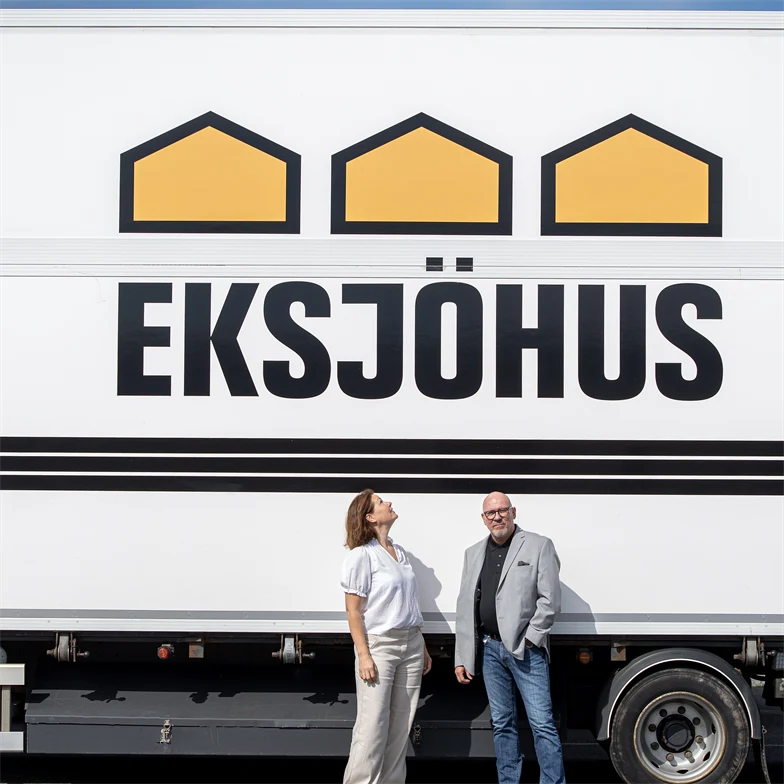 Eksjöhus - vd Frida Scherdén och excportchef Jari Saari vid transport.