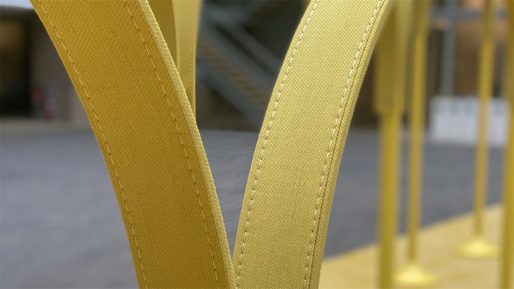 Färg & Blanches karaktäristiska gula bågar i installationen The Yellow Thread.