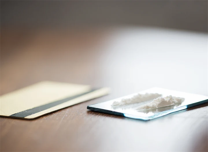 Närbild - kokainpulver på en spegel.