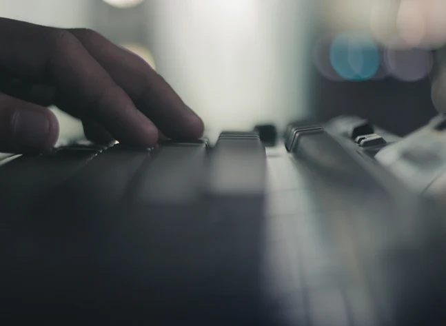 Datortangentbord i mörker.