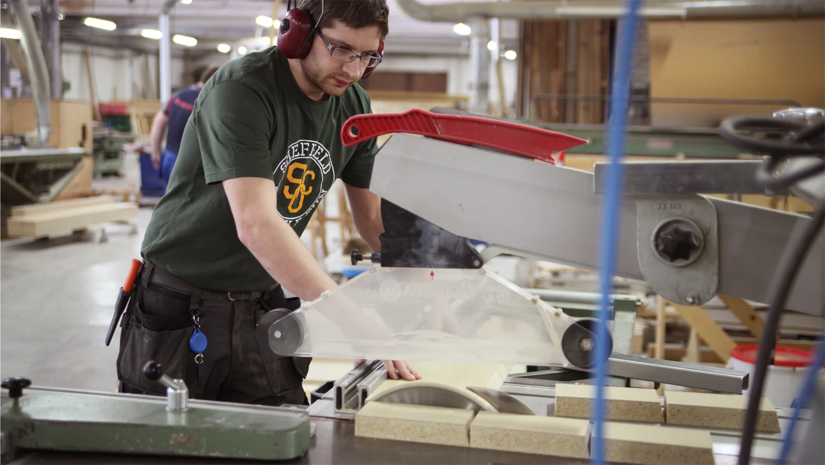 Debatt, trä- och möbelindustrin pressas hårt