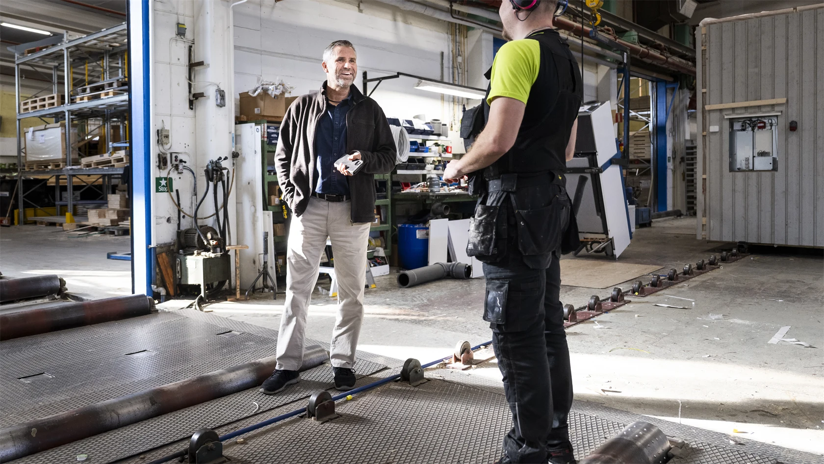 Vd Kent Johansson i fabriksmiljö på Älvsbyhus. 