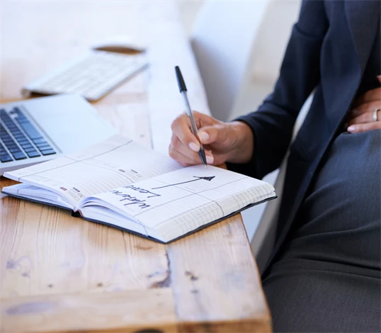 Gravid kvinna planerar för föräldraledighet. 