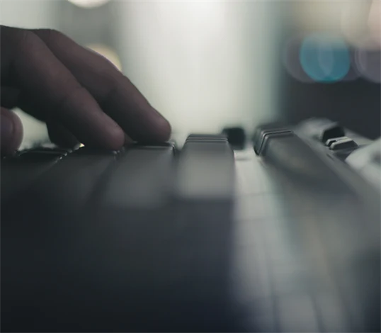 Datortangentbord i mörker.