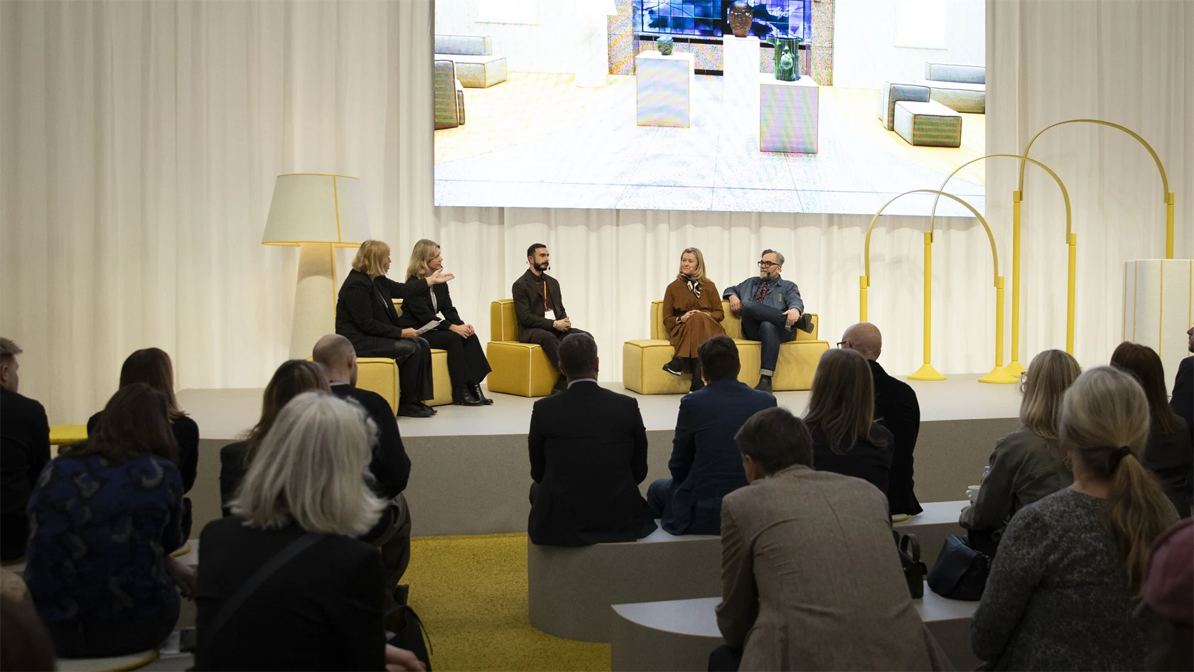 Panelsamtal med TMF:s branschchef Cecilia Ask Engström (tvåa fr v), Thibault d´Ortoli, hållbarhetschef Norden på Tarkett, Cecilia Sebesta, vd på Edsbyn, och Benny Hermansson, vd på Gemla.