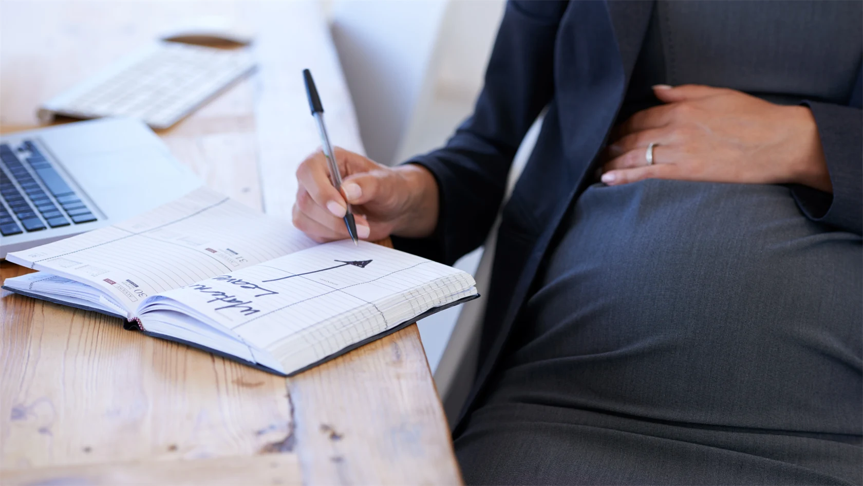 Gravid kvinna planerar för föräldraledighet. 