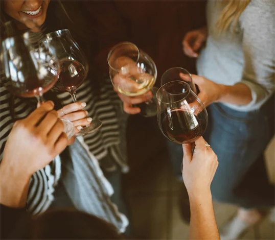 Bild på en grupp människor som skålar med vinglas.