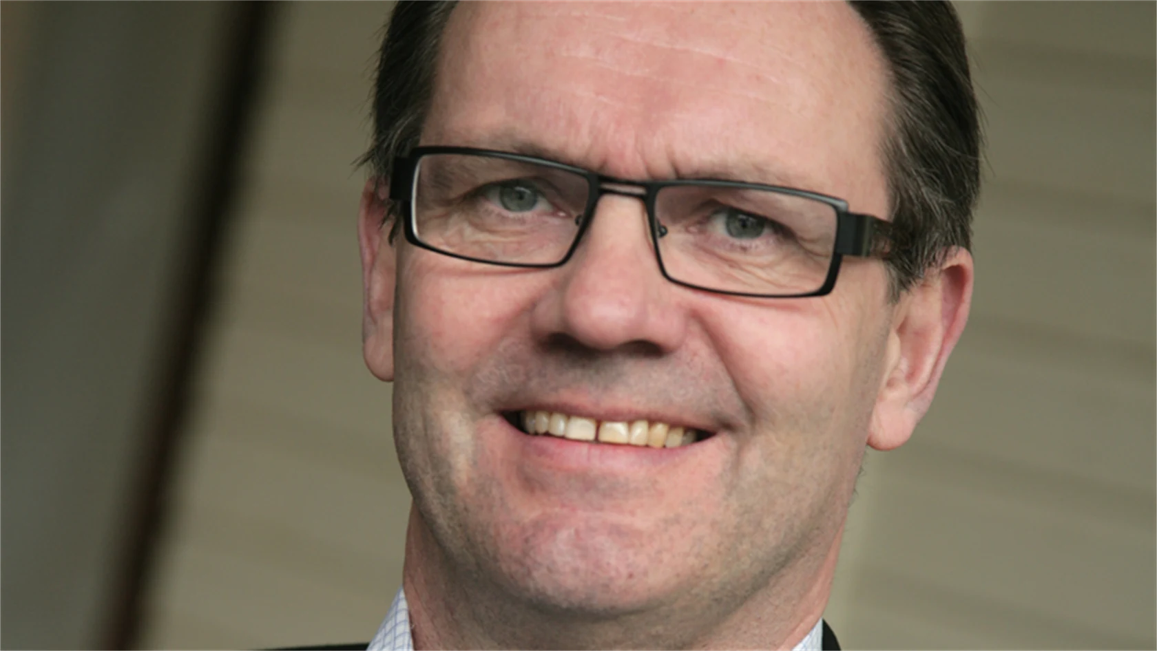 Mikael Olsson, trähusprofil.